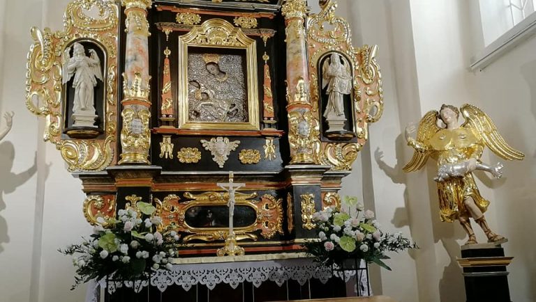 Ołtarz w kaplicy z figurą anioła
